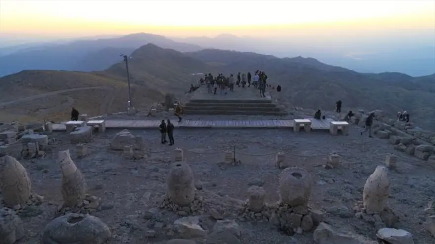 nemrut dağı, nemrut heykelleri, nemrut heykelleri nerede, nemrut dağı milli parkı, güneşin doğuşunun ve batışının en güzel olduğu yerler, adıyaman gezilecek yerler, seyahat, gezi, tatil 15