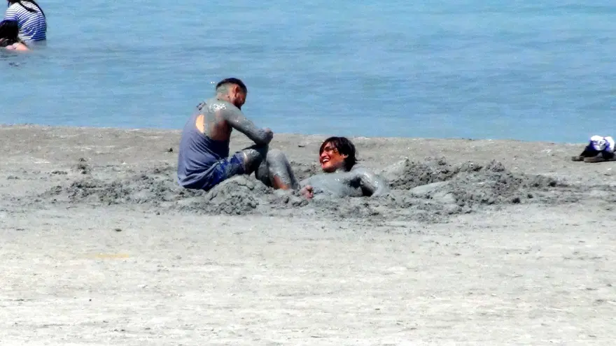 Yasağa rağmen Salda Gölü kıyısında nargile içip, çamur banyosu yaptılar 3