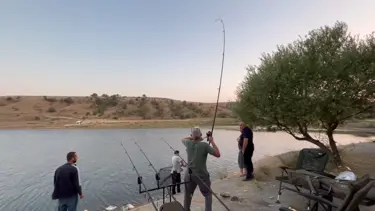 Tuttukları balıkları gelecek nesiller için serbest bırakıyorlar