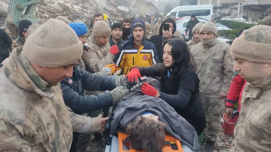 51 SAAT SONRA 5 YAŞINDAKİ KIZ ÇOCUĞU SAĞ KURTARILDI 47