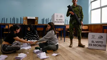 Ekvador'da seçimi mevcut Devlet Başkanı Noboa kazandı