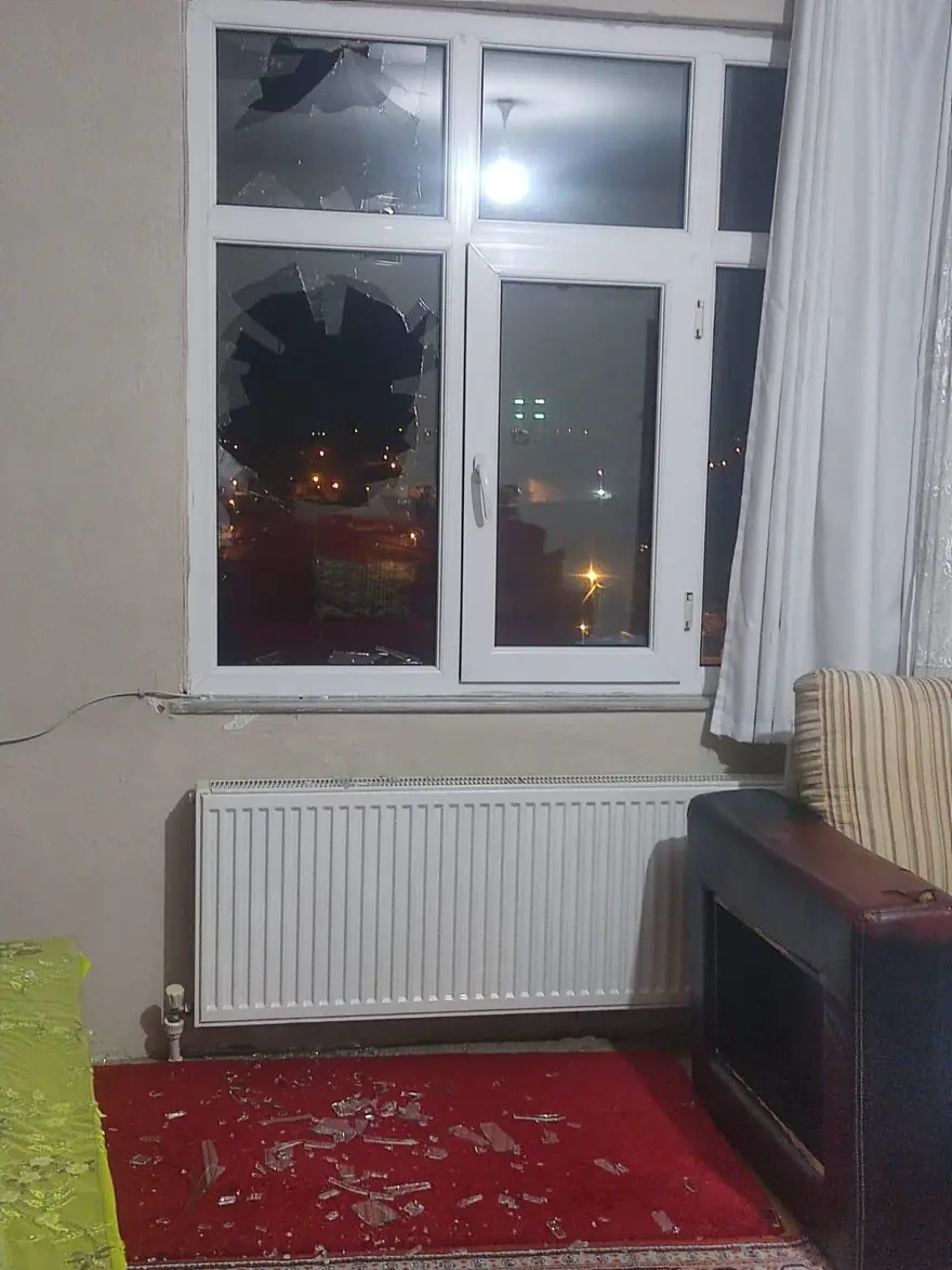 Bina sahibi kiracıları isyan ettirdi: Ayakkabıları ve kargoları çalıp camlara taş atıyor 2