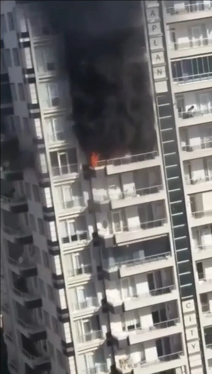 Diyarbakır'da 12 katlı binada yangın 