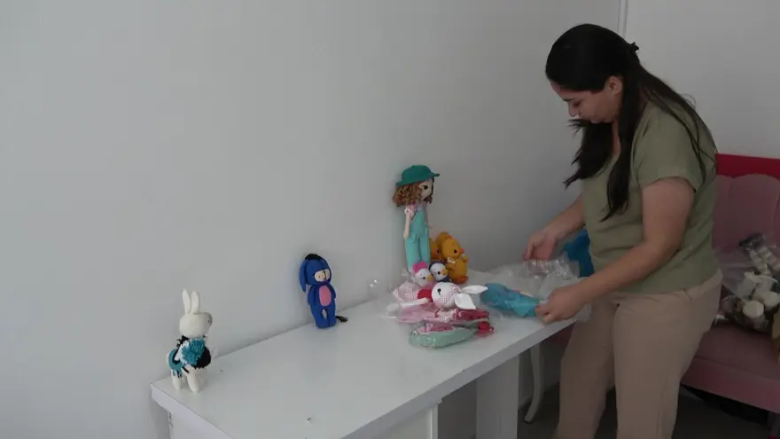 28 yaşındaki depremzede annenin el emeği: İlk ördüğü bebekleri depremzede çocuklara hediye etti 