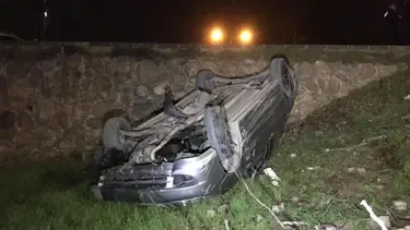 Sitenin bahçesine düşen otomobilden alkol şişesi çıktı: 1 yaralı