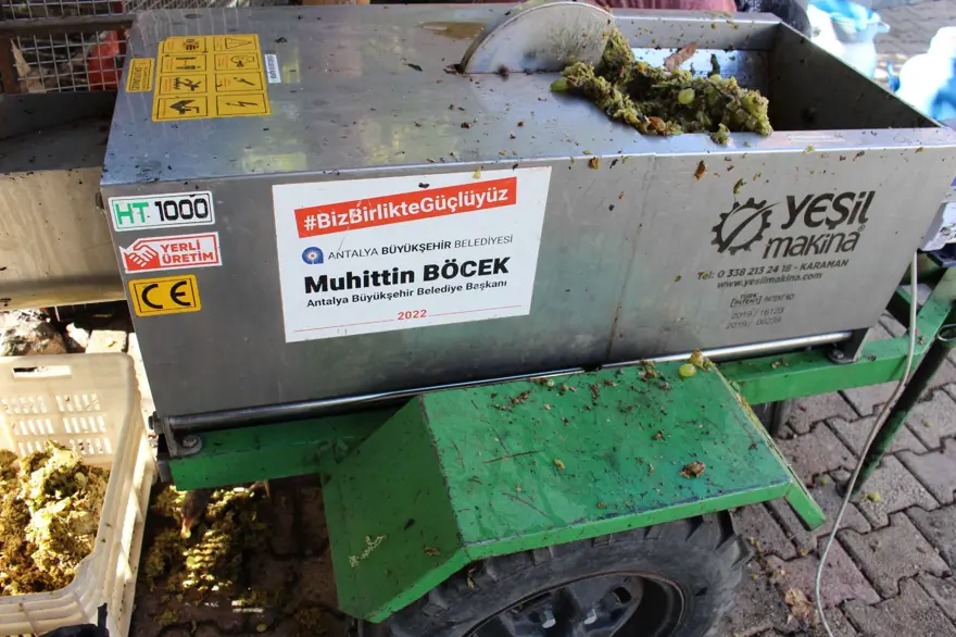 Saatte 1 tondan fazla üzüm sıkıyor! Vatandaştan tam puan aldı: Eskiden çizmelerle eziyorduk 1 Saatte 1 tondan fazla üzüm sıkıyor! Vatandaştan tam puan aldı: Eskiden çizmelerle eziyorduk 1