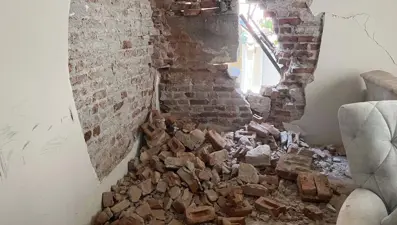 Tünel çalışması sırasında bir evin duvarı yıkıldı