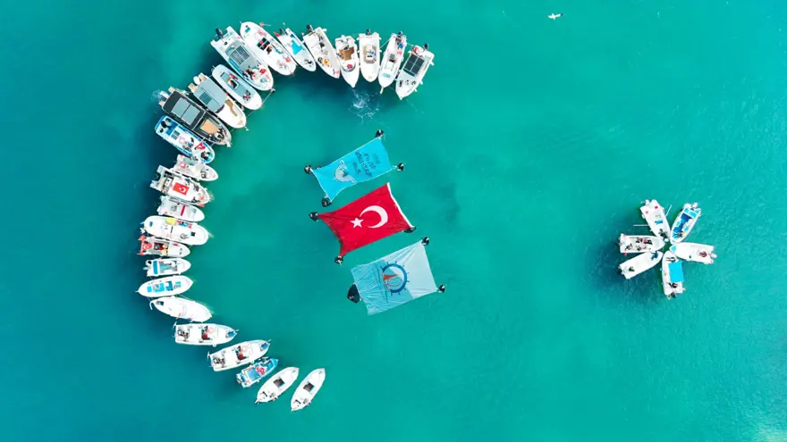 TEKNELERLE DENİZDE AY YILDIZ OLUŞTURULDU 3