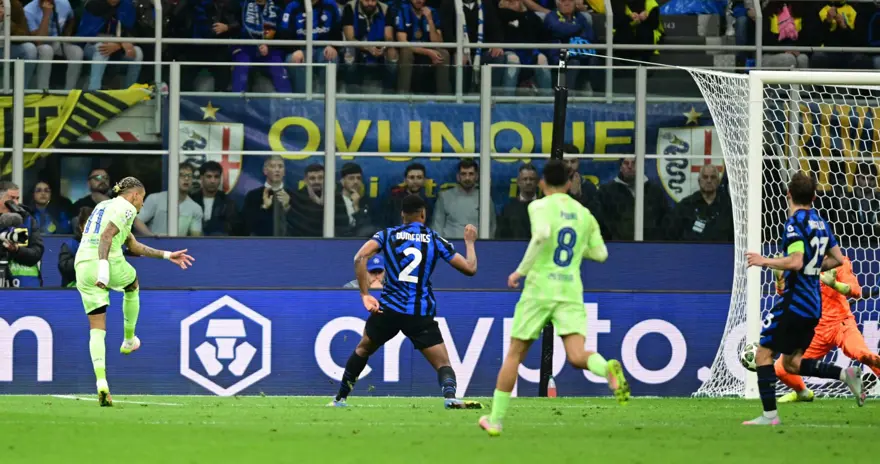 Şampiyonlar Ligi'nde destansı gece: Hakan Çalhanoğlu parladı, Inter - Barcelona maçı yıllarca konuşulacak bir sona sahne oldu 10