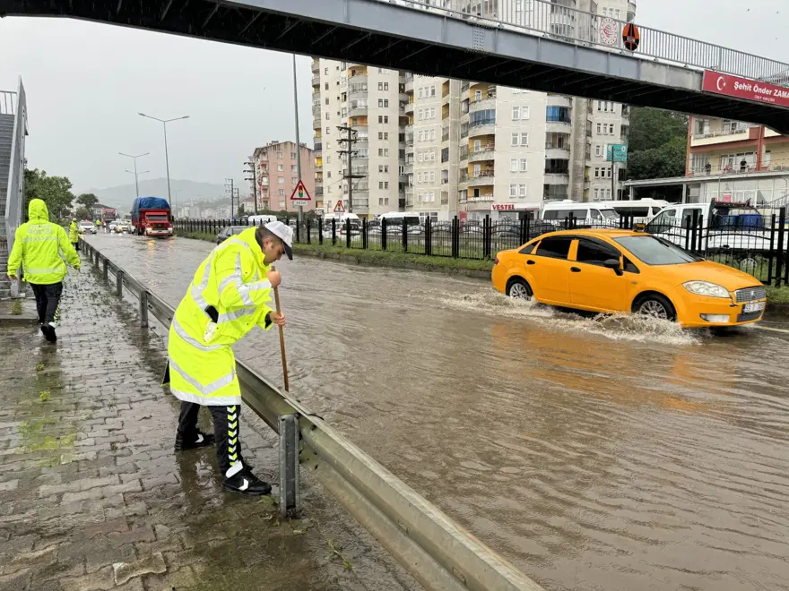 Şiddetli yağmur sokakları göle çevirdi, yollar kapandı, toprak kaymaları meydana geldi! Tahliye çalışmaları aralıksız sürüyor 7 Şiddetli yağmur sokakları göle çevirdi, yollar kapandı, toprak kaymaları meydana geldi! Tahliye çalışmaları aralıksız sürüyor 7