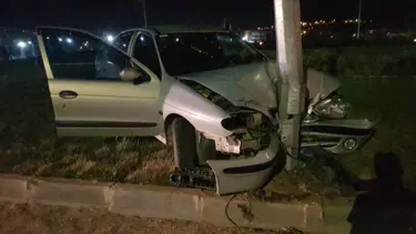 Alkollü sürücü refüje çıkıp aydınlatma direğine çarptı: Kaçmaya çalışırken yakalandılar