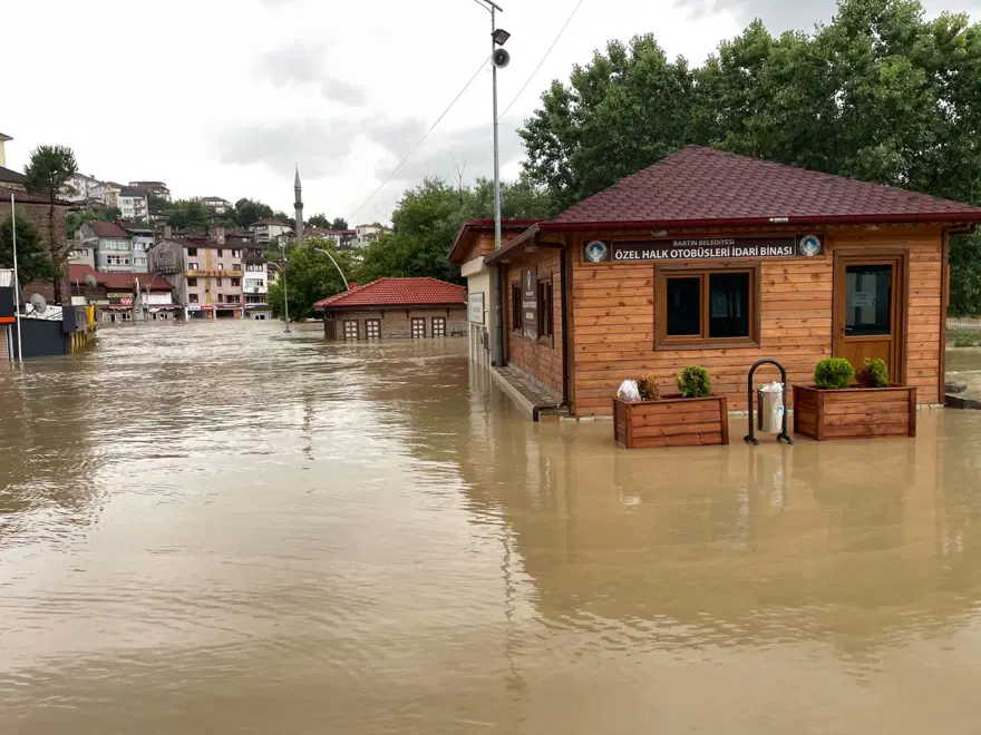 Karadeniz'i sel vurdu: Dereler taştı, yollar göle döndü, evleri su bastı 10 Karadeniz'i sel vurdu: Dereler taştı, yollar göle döndü, evleri su bastı 10