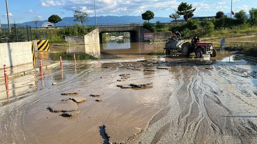 Düzce'de sel suları asfaltı yerinden söktü 8 Düzce'de sel suları asfaltı yerinden söktü 8