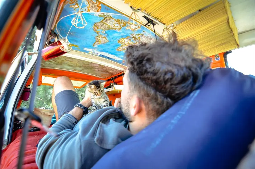 Karavana çevirdiği panelvanı 'evi' oldu 2
