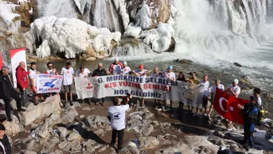 Dondurucu soğuğa rağmen Muradiye Şelalesi'nin döküldüğü alanda yüzdüler