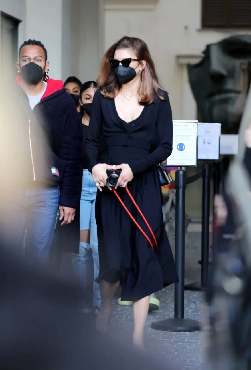 Zendaya paparazzilerden kaçarken yere düştü 2