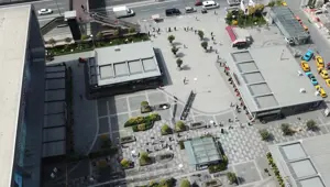 AVM önünde yine uzun kuyruklar oluştu AVM önünde yine uzun kuyruklar oluştu