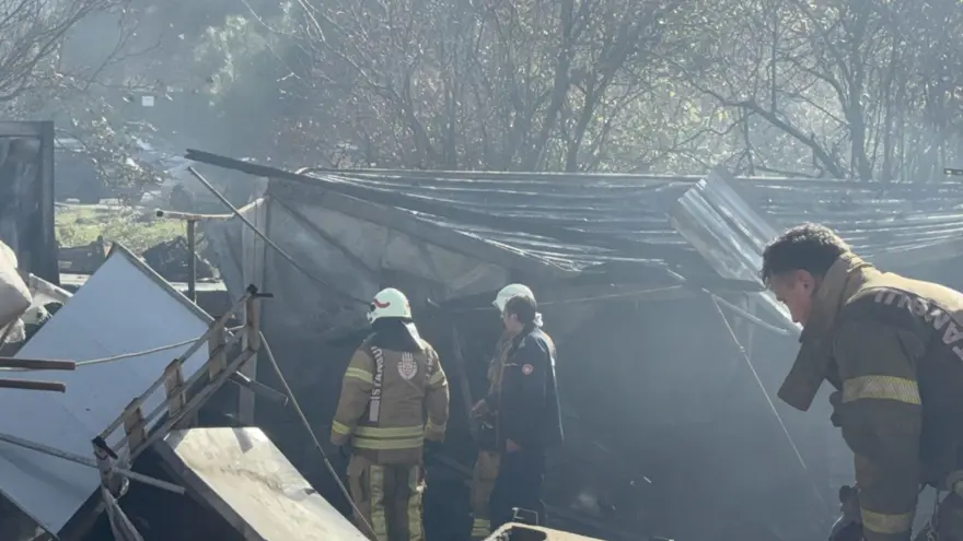 İstanbul'da işçi barakasında yangın 1 İstanbul'da işçi barakasında yangın 1
