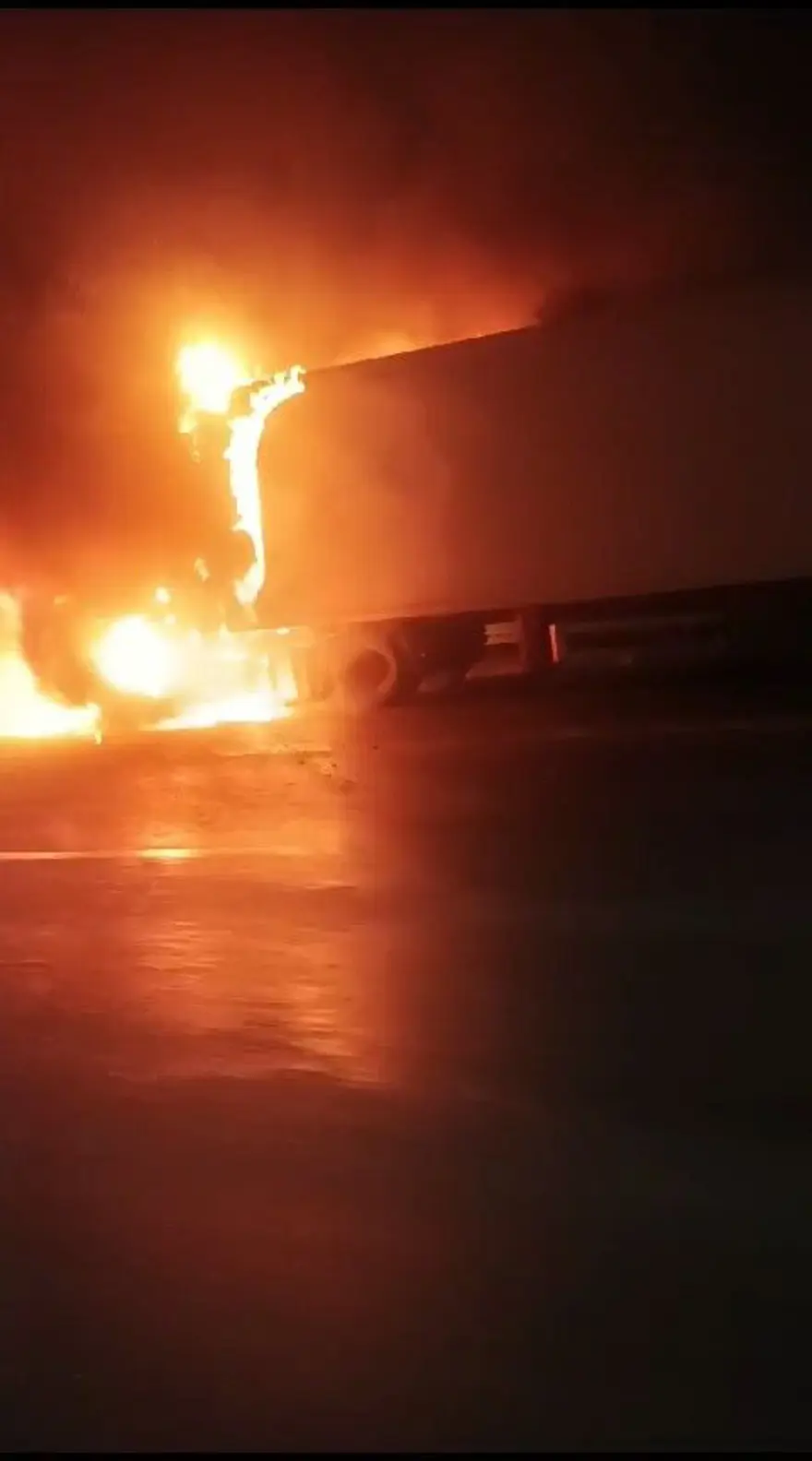 Bursa - İstanbul Otoyolu’nda TIR yangını 1 Bursa - İstanbul Otoyolu’nda TIR yangını 1