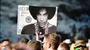 Prince'in öldüğü gün şişelenen yağmur suyu açık artırmada
