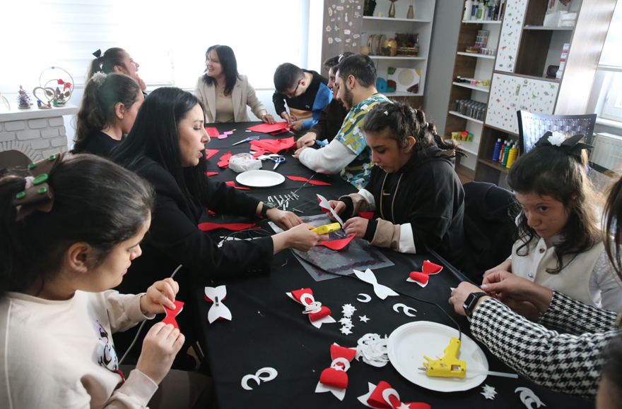 Kız öğrencilerin takacağı 23 Nisan tokalarına "özel" dokunuş 3