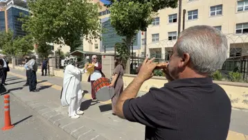 24 yıllık eşinden boşanan kadın, davul zurnayla halay çekti