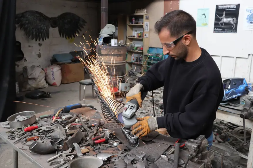 İlhamı aile mesleği balıkçılıktan aldı: Metal parçalarla sanat eseri üretiyor 