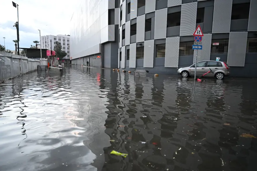 İzmir'i sağanak ve fırtına vurdu: Kıyı şeridi su altında! 28