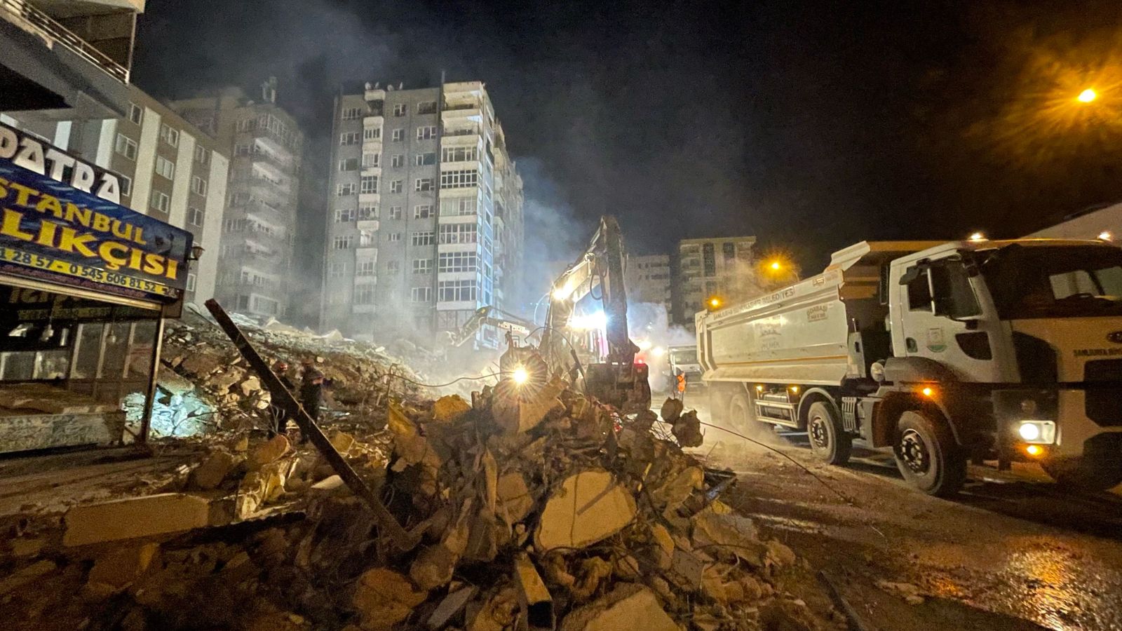 Şanlıurfa'da ağır hasarlı bina çöktü