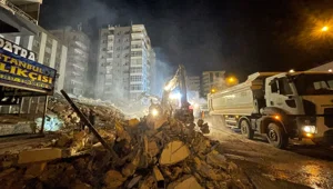 Şanlıurfa'da ağır hasarlı bina çöktü Şanlıurfa'da ağır hasarlı bina çöktü