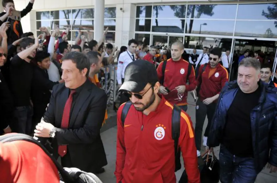 Galatasaray'a havalimanında taraftarlardan tepki 
