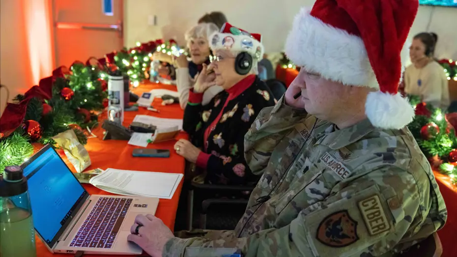 Noel Baba'nın dünya turunu Amerikan askerleri takip ediyor. Noel Baba'nın yerini öğrenmek için operatörler görevde 