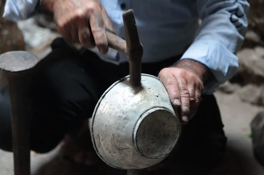 Çırak bulamayan 79 yaşındaki kalaycı ustası eşiyle birlikte çalışıyor 7