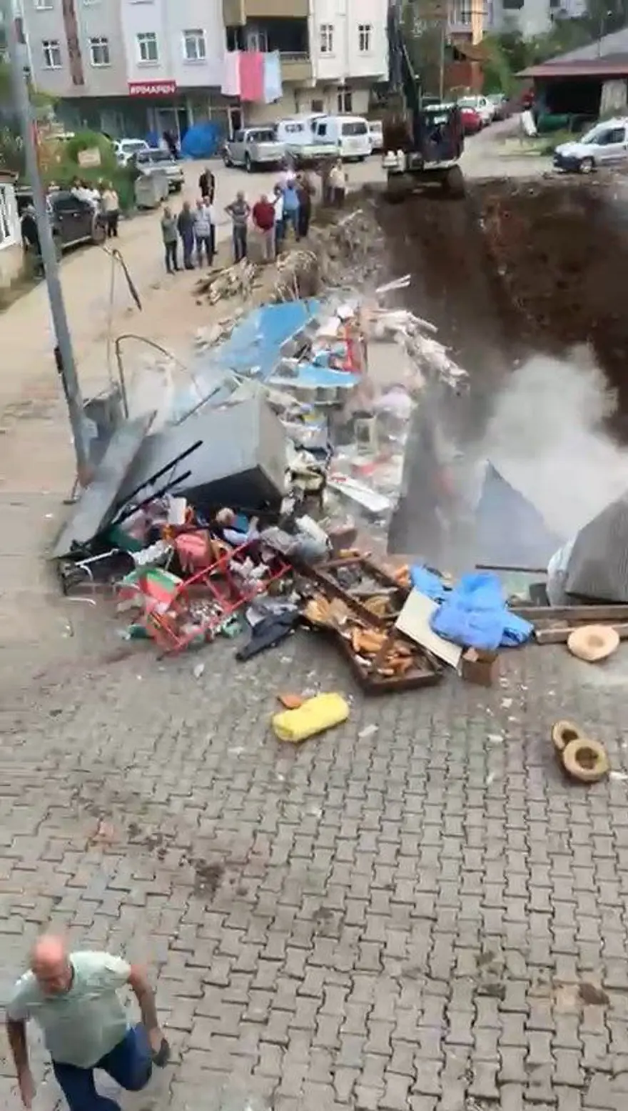 Temel kazısı marketi yuttu! Artvin’de yıkılan binada birkişi yaralandı 2