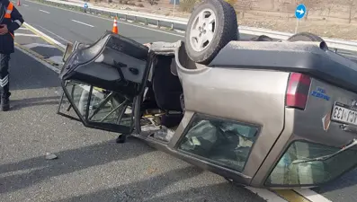 Traktöre çarpıp ters devrildi: 5 yaralı