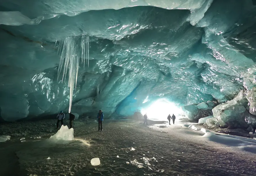 İsviçre'de buz şöleni: Buzulun içinde mağaralar oluştu! 2