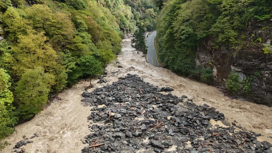RİZE'DE ŞİDDETLİ YAĞIŞ: DERELER TAŞTI 7 RİZE'DE ŞİDDETLİ YAĞIŞ: DERELER TAŞTI 7