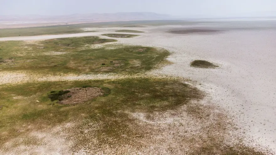 Kuruyan Akşehir Gölü'nün ortasında araçla gezilebiliyor 14