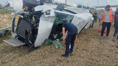 Mersin'de minibüs devrildi: Biri ağır 5 yaralı