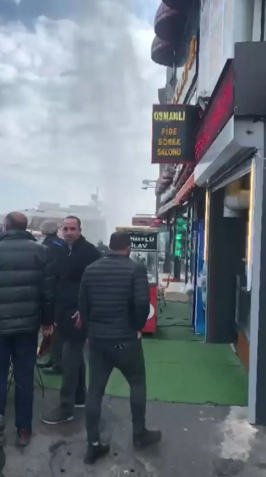 Eminönü'nde su borusu patladı 1