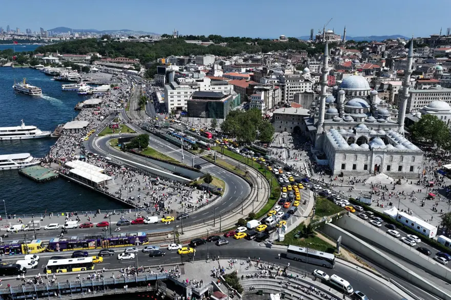 İstanbul'un turistik yerlerinde yoğunluk: Sıcak havaya rağmen meydanlar doldu İstanbul'un turistik yerlerinde yoğunluk: Sıcak havaya rağmen meydanlar doldu