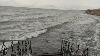 Çıldır Gölü donmadı: Turizmciler tedirgin