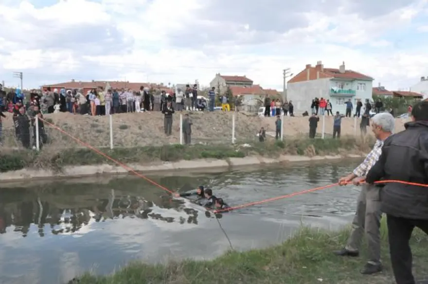İki kız öğrenci kanala atladı, biri öldü 
