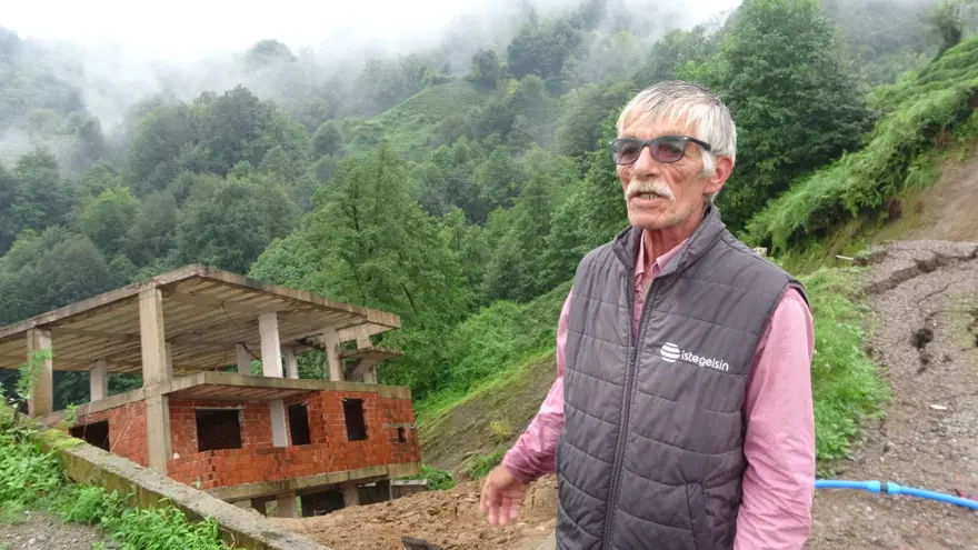 Rize'de 3 katlı bina heyelanda sürüklendi 14 Rize'de 3 katlı bina heyelanda sürüklendi 14