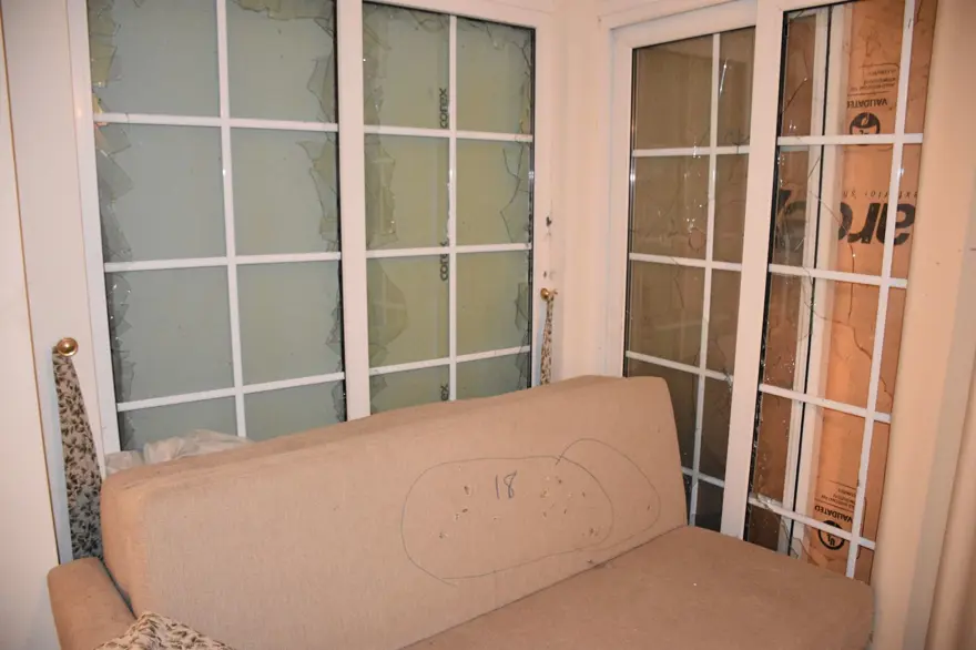 KANEPENİN ÜZERİNDEKİ 18 KURŞUN İZİ 6