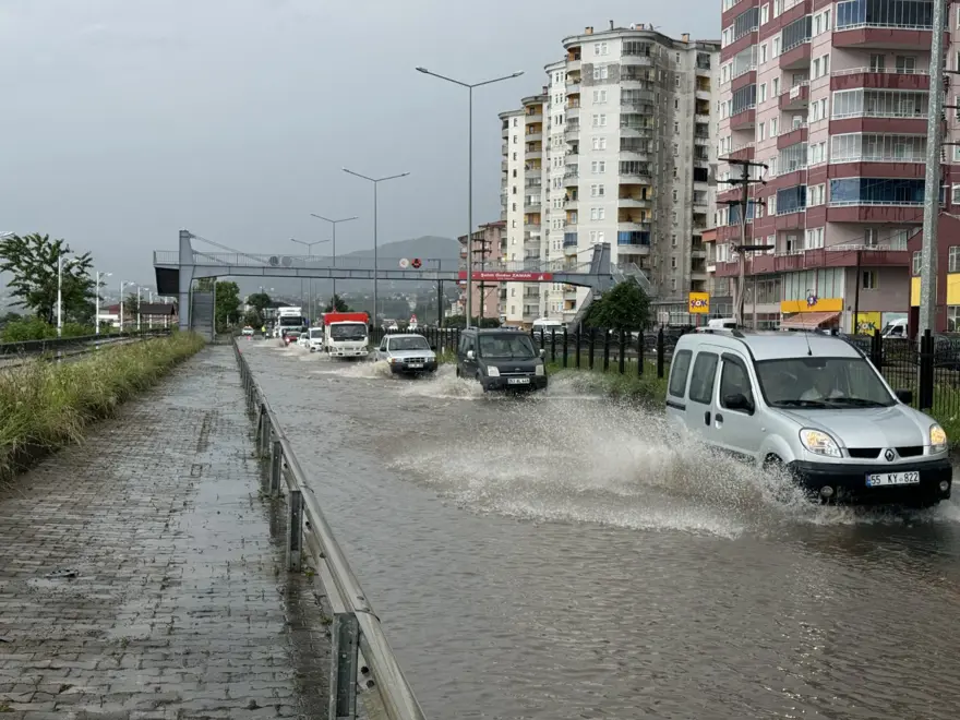 Şiddetli yağmur sokakları göle çevirdi, yollar kapandı, toprak kaymaları meydana geldi! Tahliye çalışmaları aralıksız sürüyor 5 Şiddetli yağmur sokakları göle çevirdi, yollar kapandı, toprak kaymaları meydana geldi! Tahliye çalışmaları aralıksız sürüyor 5