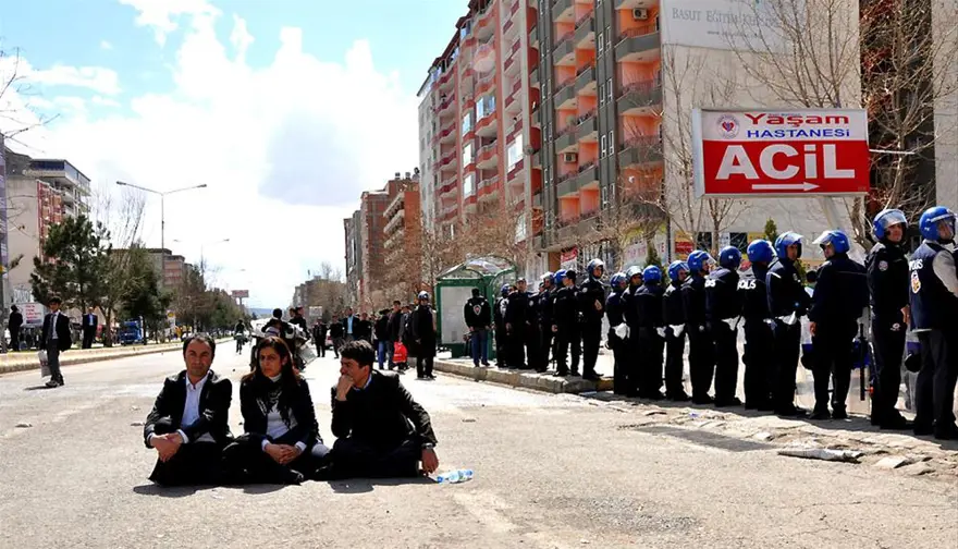 Yağmur altında itaatsizlik ve tekme 25