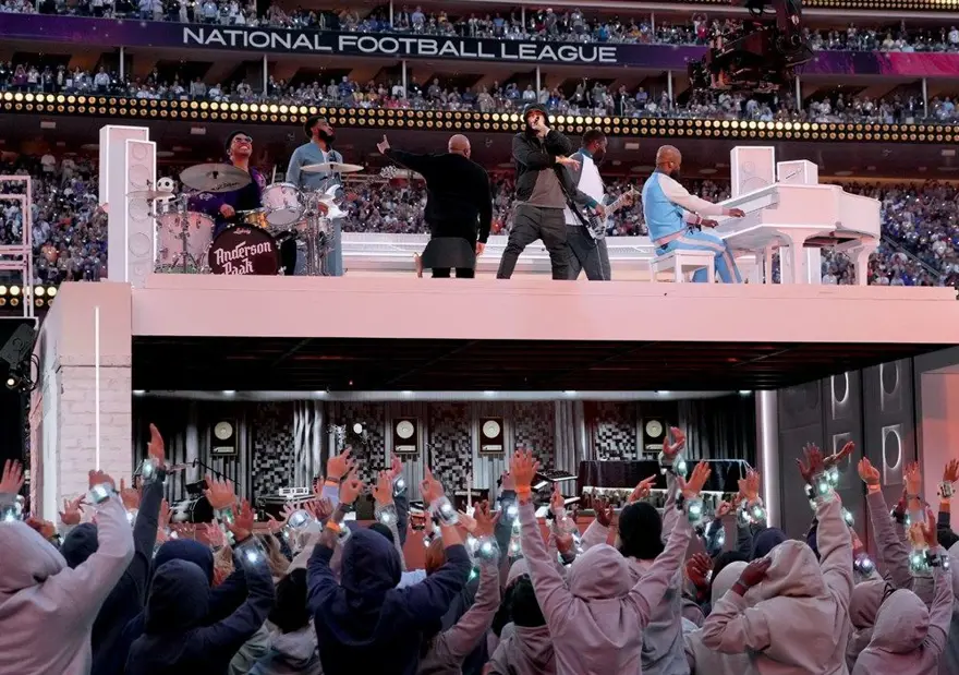 Super Bowl devre arası şovunda diz çöken Eminem'e NFL'den yanıt 