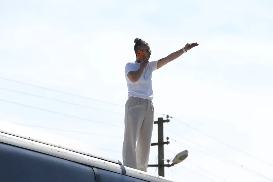 Yeşil sahada görülmemiş olay: Cezalı antrenör, takımını otobüsün üzerinden yönetti 1