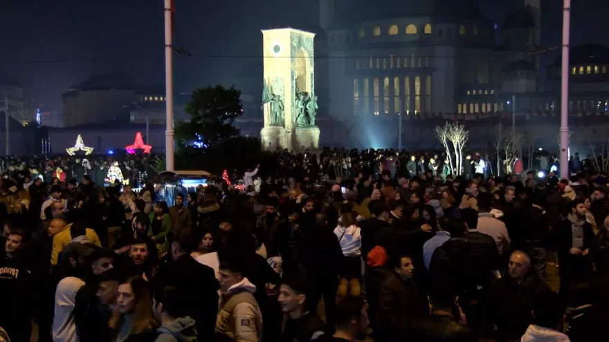 Türkiye 2023'e "Merhaba" dedi! İstanbul'da yeni yıl coşkusu 1